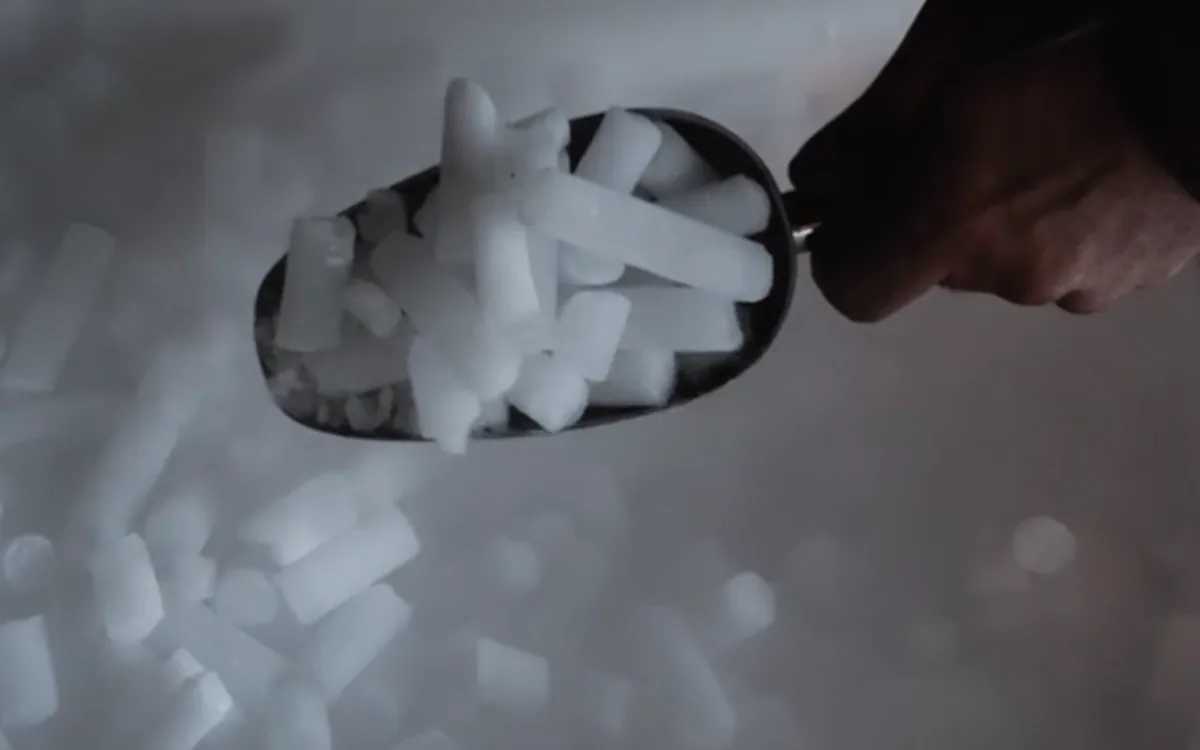 Pellets de glace carbonique dans une pelle de service